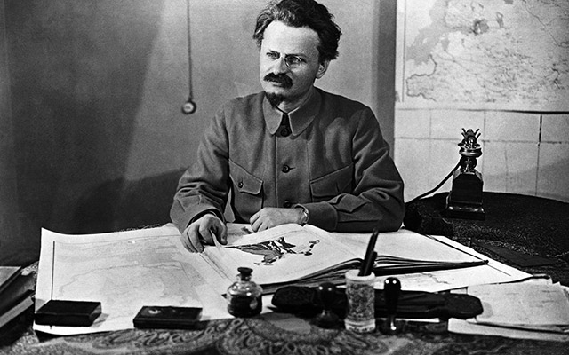 Лев Троцкий в кабинете