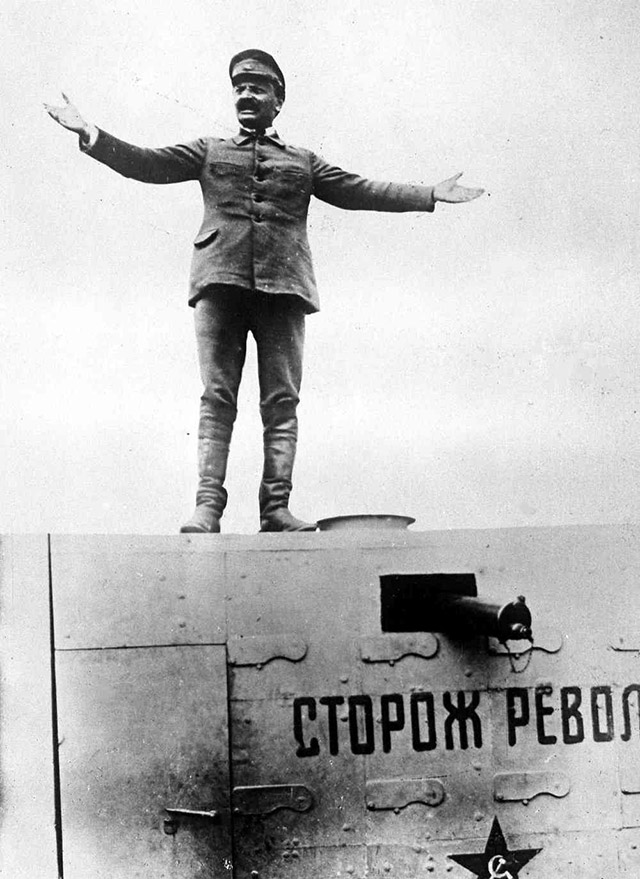 Троцкий выступает с броневика