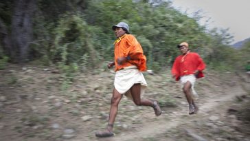 Бегущие индейцы из племени тарахумара