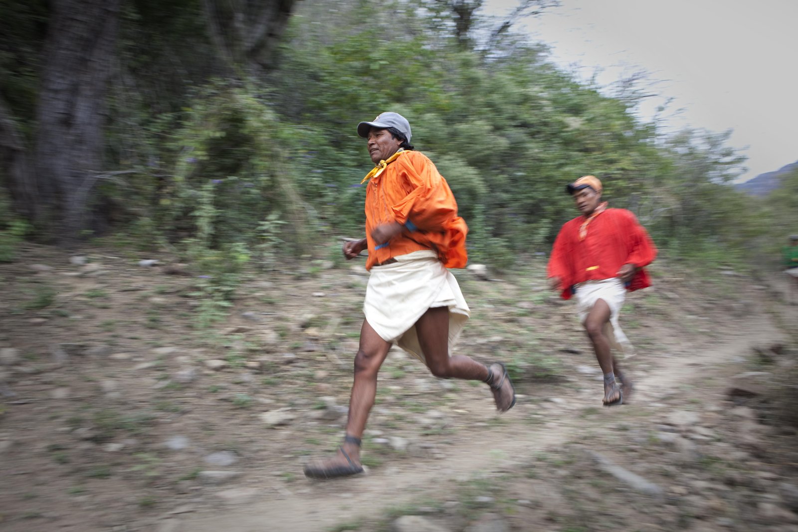 Бегущие индейцы из племени тарахумара